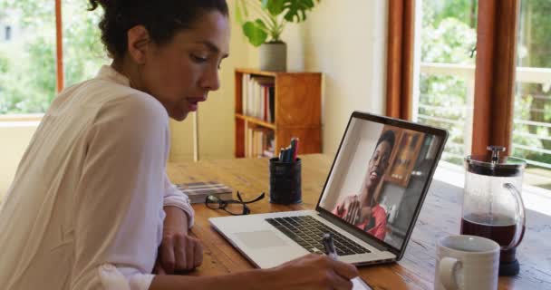 Mujer Afroamericana Tomando Notas Mientras Recibe Una Videollamada Casa Trabajo — Vídeo de stock