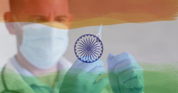 眼镜蛇19个细胞及配戴印度国旗的男医生组成 全球联盟19大流行病印地安人保健危机概念数码视频 — 图库视频影像