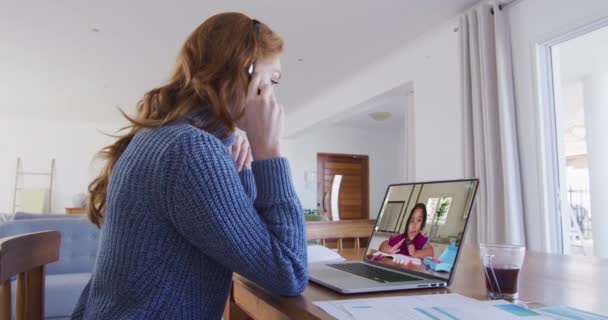 Fehér Tanárnő Telefonfülhallgatót Visel Videóhívást Folytat Egy Iskolás Lánnyal Laptopján — Stock videók