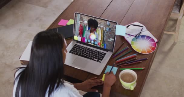 Mujer Afroamericana Escribiendo Notas Mientras Hace Una Videollamada Casa Trabajo — Vídeos de Stock