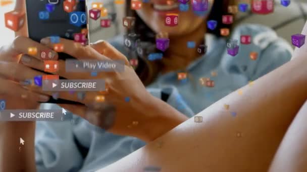 Akıllı Telefon Kullanan Kadın Üzerinde Dijital Simgeli Afişler Bulunan Sosyal — Stok video