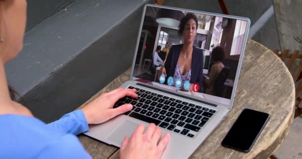 Mujer Caucásica Teniendo Una Videollamada Con Una Colega Portátil Concepto — Vídeo de stock