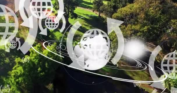 用箭头和地球仪在风景上旋转的地球图标动画 全球旅行 数字接口和数字视频技术概念 — 图库视频影像