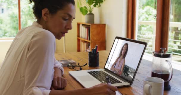 Mulher Afro Americana Tomar Notas Ter Uma Chamada Vídeo Laptop — Vídeo de Stock