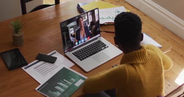 Wanita Afrika Amerika Memiliki Panggilan Video Dengan Rekan Perempuan Laptop — Stok Video
