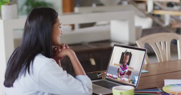 Afroamerykańska Nauczycielka Rozmawiająca Wideo Afrykańską Dziewczyną Laptopie Domu Kształcenie Odległość — Wideo stockowe