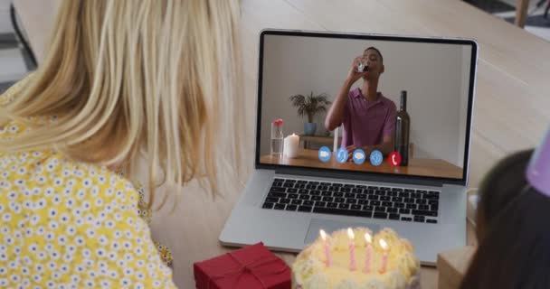 白人の母親と娘は 自宅でラップトップでビデオ通話をして誕生日を祝います 隔離ロックダウンの概念で家での誕生日のお祝い — ストック動画