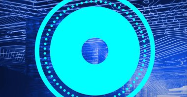 Mavi arkaplandaki bilgisayar devre kartının üzerinde mavi dürbünün bileşimi. küresel teknoloji, veri işleme ve dijital olarak oluşturulmuş görüntü konsepti.