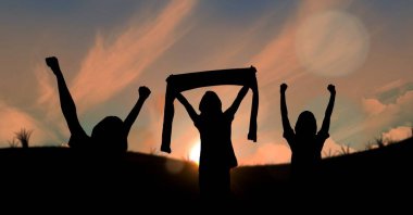 Spor hayranlarının siluetleri gün batımında tezahürat yapıyor. spor, fitness ve aktif yaşam tarzı konsepti dijital olarak oluşturulmuş görüntü.