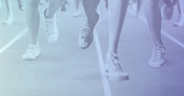 Yarış pistinde mor renklerle yarışan koşucuların düşük seviyeli kompozisyonu. spor, fitness ve aktif yaşam tarzı konsepti dijital olarak oluşturulmuş görüntü.