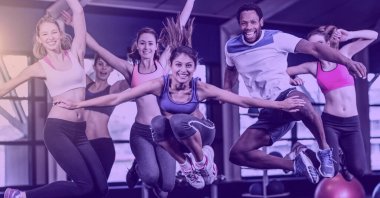 Işık bulanıklığının üzerinden atlayan ve gülümseyen bir grup atletik insan. spor, fitness ve aktif yaşam tarzı konsepti dijital olarak oluşturulmuş görüntü.