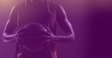 Mor arka planda fotokopi alanı olan formda erkek basketbolcunun kompozisyonu. spor, fitness ve aktif yaşam tarzı konsepti dijital olarak oluşturulmuş görüntü.