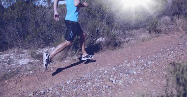 Kırsal kesimde koşan ve parlayan ışığın oluşturduğu alt kesim. spor, fitness ve aktif yaşam tarzı konsepti dijital olarak oluşturulmuş görüntü.