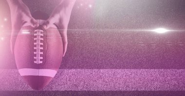 Erkek rugby oyuncusunun topu bulanık ışıkta tutmasının kompozisyonu. spor, fitness ve aktif yaşam tarzı konsepti dijital olarak oluşturulmuş görüntü.