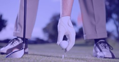 Golf sahasında golf sopası tutan erkek golfçünün düşük seviyeli kompozisyonu. spor, fitness ve aktif yaşam tarzı konsepti dijital olarak oluşturulmuş görüntü.