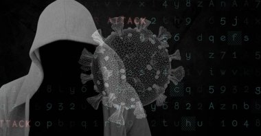 Covid hücresi olan kapüşonlu hackerın tek renkli kompozisyonu ve siyah ekrandaki güvenlik mesajına saldırmak. küresel koronavirüs salgını ve siber güvenlik konsepti dijital olarak oluşturuldu.