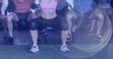 Spor salonunda ışık lekeli çömelme hareketleri yapan zayıf insanların kompozisyonu. spor, fitness ve aktif yaşam tarzı konsepti dijital olarak oluşturulmuş görüntü.