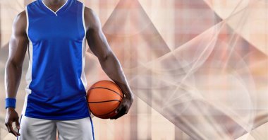 Fotokopi alanı olan topu tutan basketbolcunun orta bölümünün kompozisyonu. spor ve yarışma konsepti dijital olarak oluşturulmuş görüntü.