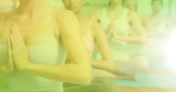 Yeşil Renkli Yoga Yapan Bir Grup Kadın Kompozisyonu Spor Fitness — Stok fotoğraf