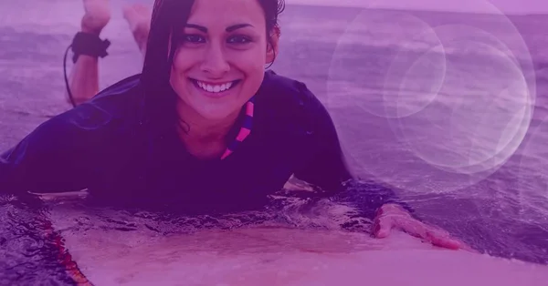Samenstelling Van Lachende Vrouwelijke Surfer Liggend Surfplank Water Met Paars — Stockfoto