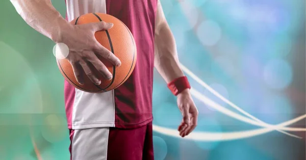 Zusammensetzung Des Mittelteils Des Basketballspielers Der Ball Mit Kopierraum Hält — Stockfoto