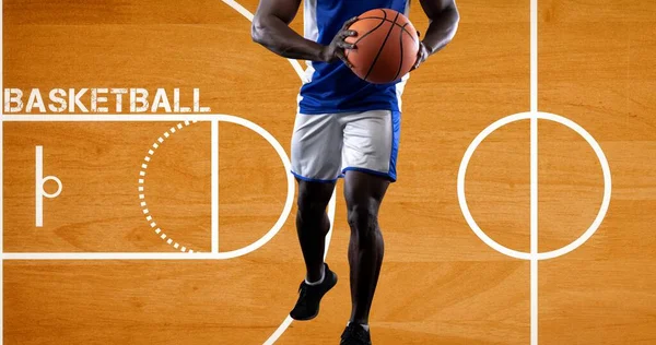 バスケットボールコート上のボールとバスケットボール選手の構成 スポーツイベントや競技のコンセプトをデジタルで生成し — ストック写真