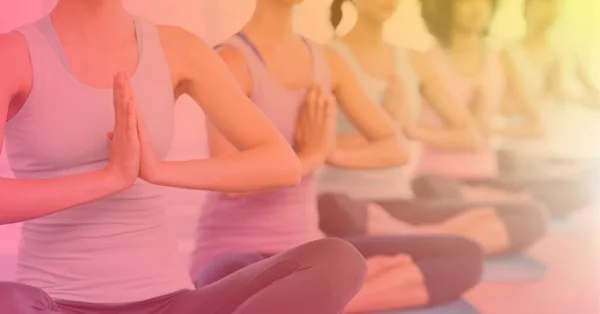 Composição Grupo Mulheres Aptas Meditando Sobre Borrão Luz Conceito Desporto — Fotografia de Stock