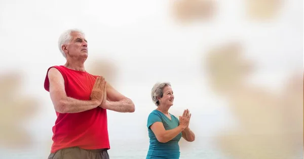 Composición Pareja Mayor Practicando Yoga Playa Follaje Otoñal Saludable Retiro —  Fotos de Stock