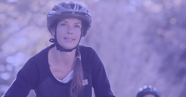 森の中で自転車に乗ってヘルメットで白人女性の組成 スポーツフィットネス活動的なライフスタイルのコンセプトをデジタルで生成し — ストック写真