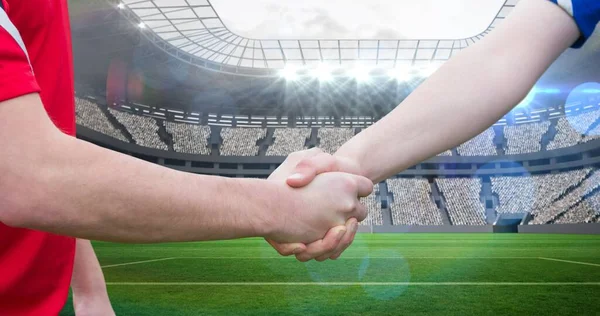 Samenstelling Van Twee Mannelijke Voetballers Schudden Handen Het Stadion Lichte — Stockfoto