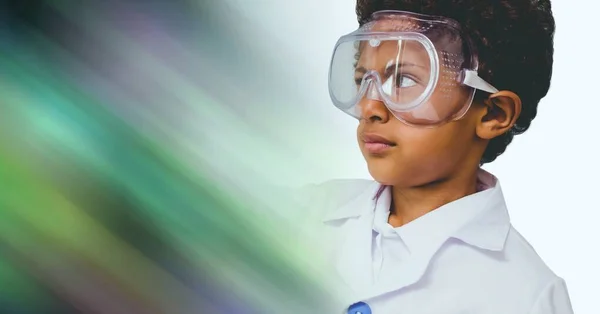 Okul Laboratuarında Yeşil Hareket Bulanıklığı Olan Koruyucu Gözlüklü Bir Çocuğun — Stok fotoğraf