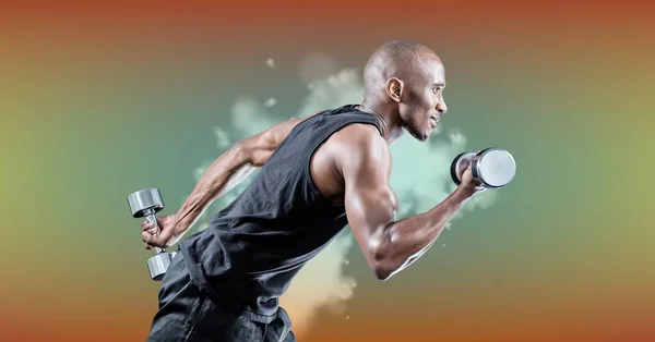 근육강한 아프리카 미국인 남자가 덤벨을 들어올리는 스포츠 활동적 라이프 스타일 — 스톡 사진