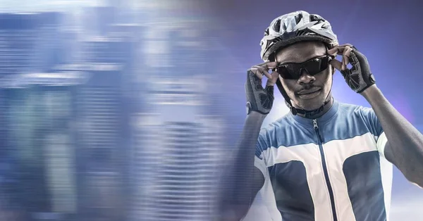 Σύνθεση Αθλητικού Αρσενικού Ποδηλάτη Γυαλιά Πάνω Από Θολή Πόλη Έννοια — Φωτογραφία Αρχείου
