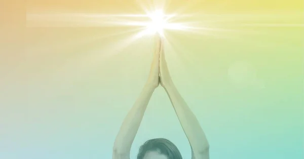 Composición Manos Mujer Que Practica Yoga Con Luz Brillante Tinte —  Fotos de Stock