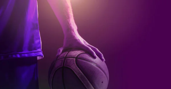Komposisi Pemain Basket Pria Atletik Dengan Latar Belakang Hitam Olahraga — Stok Foto