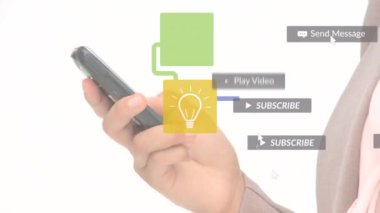 Akıllı telefon kullanan bir adam üzerinde dijital simgelerle sosyal medya metinlerinin animasyonu. küresel ağ, sosyal medya, teknoloji ve iletişim konsepti dijital olarak oluşturulmuş video.