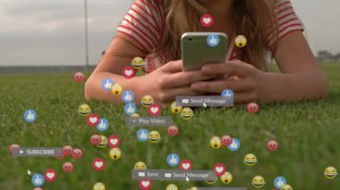 Akıllı telefon kullanan kadın üzerinde dijital simgeli afişler bulunan sosyal medya metinlerinin animasyonu. küresel ağ, sosyal medya, teknoloji ve iletişim konsepti dijital olarak oluşturulmuş video.