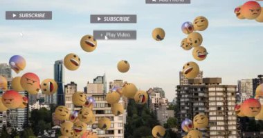 Şehir manzarası üzerinde emojiler olan pankartlarla ilgili sosyal medya metinlerinin animasyonu. küresel ağ, sosyal medya, teknoloji ve iletişim konsepti dijital olarak oluşturulmuş video.