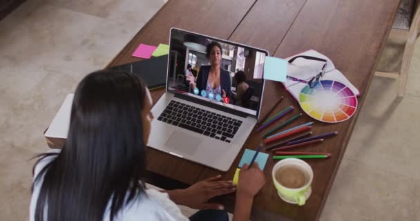 Mujer Afroamericana Escribiendo Notas Con Una Videollamada Casa Trabajo Desde — Vídeos de Stock