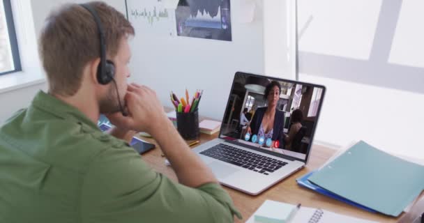 オフィスのノートパソコンで女性同僚とビデオ通話をしている白人男性 ビジネス プロ意識 テクノロジーの概念 — ストック動画