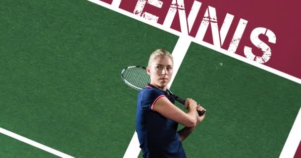 Tenis Kortunda Tenis Metninin Üzerinde Raket Tutan Beyaz Kadın Oyuncu — Stok video