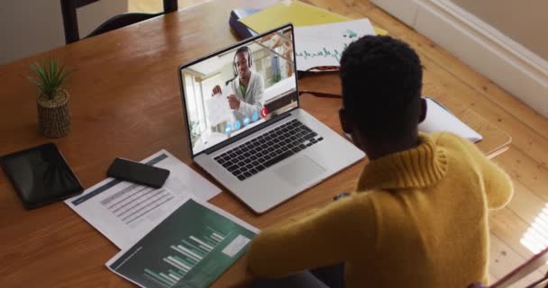 Afro Amerikaanse Lerares Die Thuis Een Videogesprek Heeft Met Een — Stockvideo