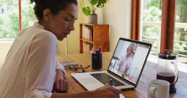 Mulher Afro Americana Tomar Notas Ter Uma Chamada Vídeo Laptop — Vídeo de Stock