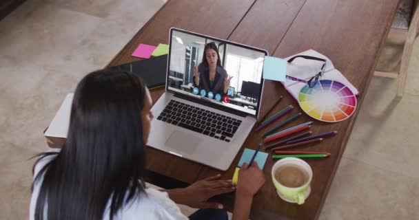 写在备忘录上的非洲裔美国妇女在家里的笔记本电脑上有一个视频通话 在家工作的概念 — 图库视频影像