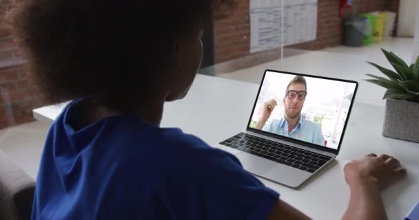 Afroamerikanische Geschäftsfrau Sitzt Schreibtisch Und Telefoniert Laptop Mit Einem Männlichen — Stockvideo