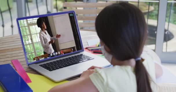 Běloška Masce Videohovor Učitelkou Notebooku Doma Distanční Vzdělávání Line Vzdělávání — Stock video