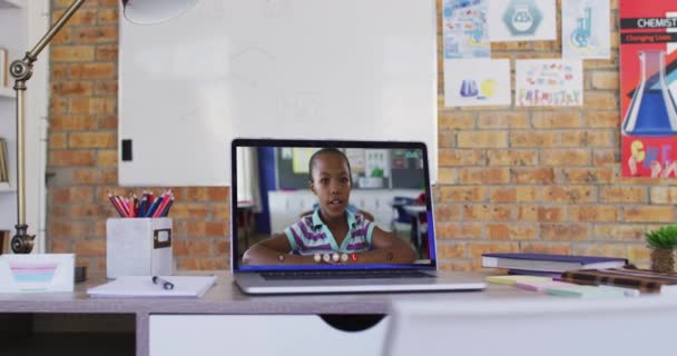 Webbkamera Syn Afrikanska Amerikanska Skolan Flicka Videosamtal Bärbar Dator Bordet — Stockvideo