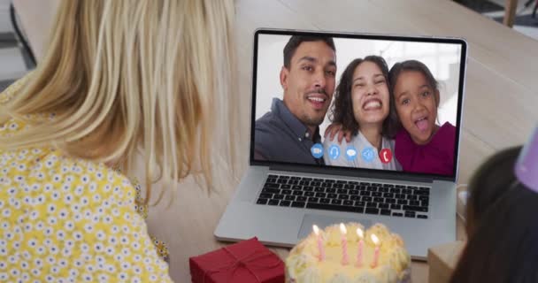 Madre Figlia Caucasica Che Festeggiano Compleanno Con Una Videochiamata Sul — Video Stock