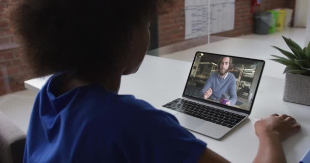 Empresária Afro Americana Sentada Mesa Usando Laptop Tendo Videochamada Com — Vídeo de Stock