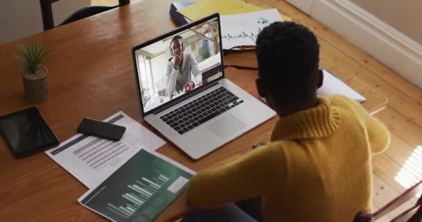 Afro Amerikaanse Lerares Die Thuis Een Videogesprek Heeft Met Een — Stockvideo